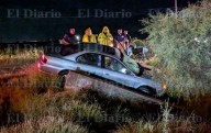 Adultos mayores casi caen en su auto a canal de desagüe