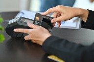 5 lugares en donde nunca debes pagar con tarjeta de débito