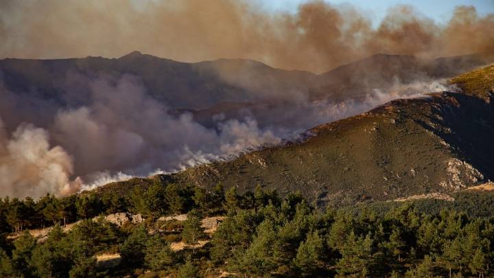 El incendio de Guadalajara corta una carretera de Segovia