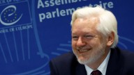 El juez Pedraz envía a juicio al exmilitar español que espió a Julian Assange para la CIA
