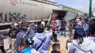 Impacta tren una camioneta en Contla y provoca caos vial