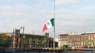 Sheinbaum recuerda a víctimas de sismos de 1985 y 2017 con izamiento de bandera a media asta