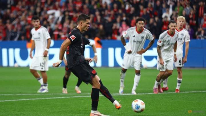 Nine-man Leverkusen beat Frankfurt 3-1 thanks to Grimaldo double