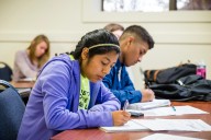 Presidentes universitarios se oponen al intento de Trump de desmantelar programa para estudiantes hispanos