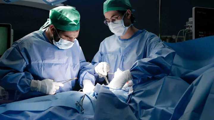 Le dejaron un pedazo de tubo en el cuerpo tras una cirugía y condenaron a la clínica