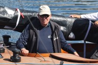 El Rey Juan Carlos I disfruta de las regatas de Sanxenxo