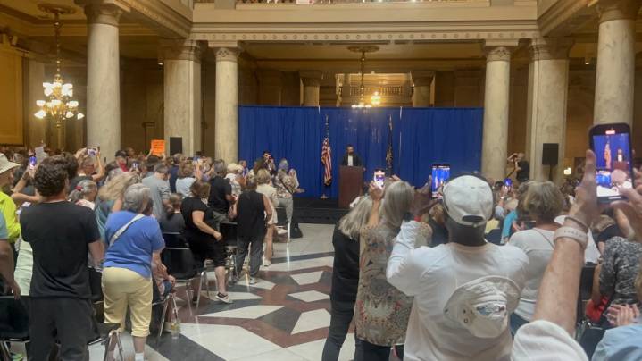 Former Transportation Secretary Pete Buttigieg calls for no special session at Statehouse rally against redistricting