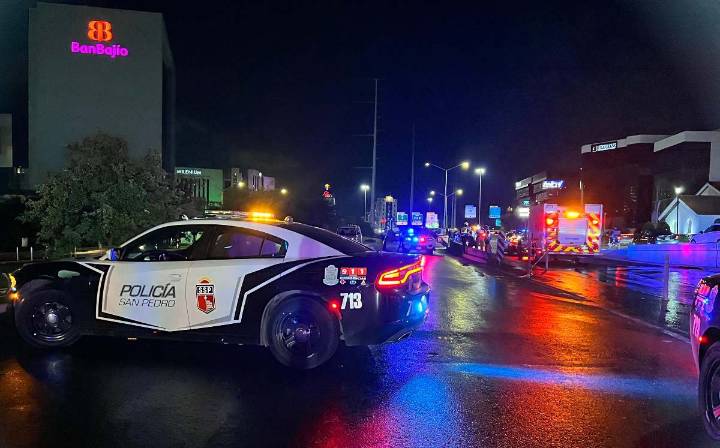 Muere motociclista tras derrapar por fuga de agua en avenida Lázaro Cárdenas en San Pedro