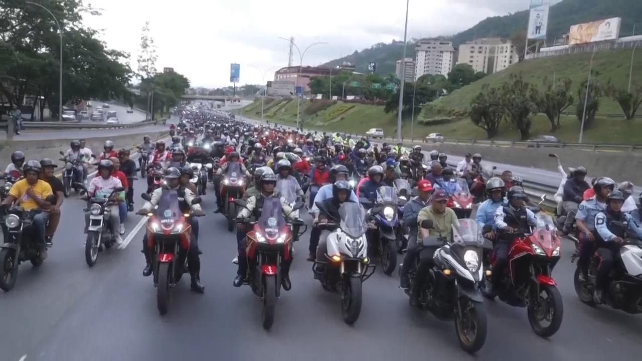 Supporters of the Venezuelan government rally to kick off militia activities