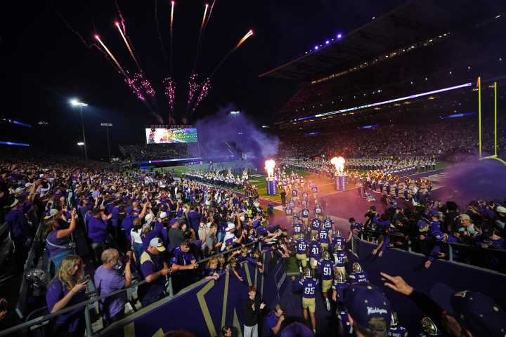 Locals in College Football: Cleeland brothers mark family return to Husky Stadium