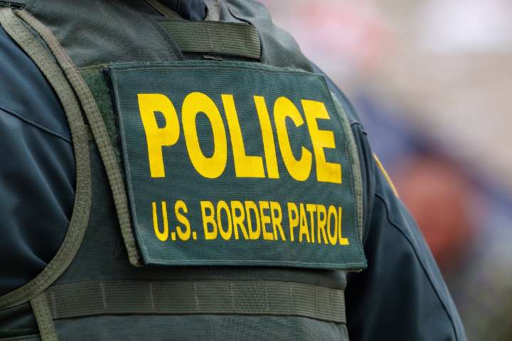 Inmigrante es sacado a la fuerza de su vehículo y puesto en detención: está casado con una abogada estadounidense