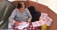 Huancayo: La Defensoría del Pueblo frena intento de desalojo de proveedora encadenada (VIDEO)