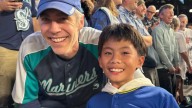 Un fan consigue una pelota de béisbol histórica y se la regala al niño que tenía al lado: ahora el equipo le ha recompensado