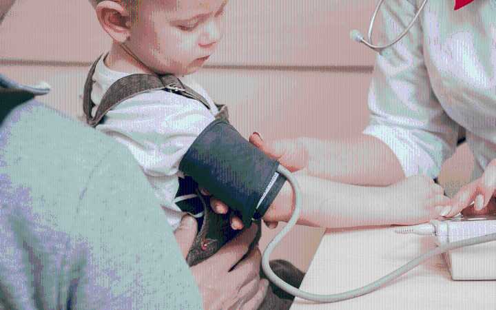 Niños con presión arterial alta enfrentan riesgo de muerte prematura por enfermedad cardíaca en edad adulta