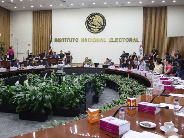 Critican intento de purga en el INE; instituto defiende independencia