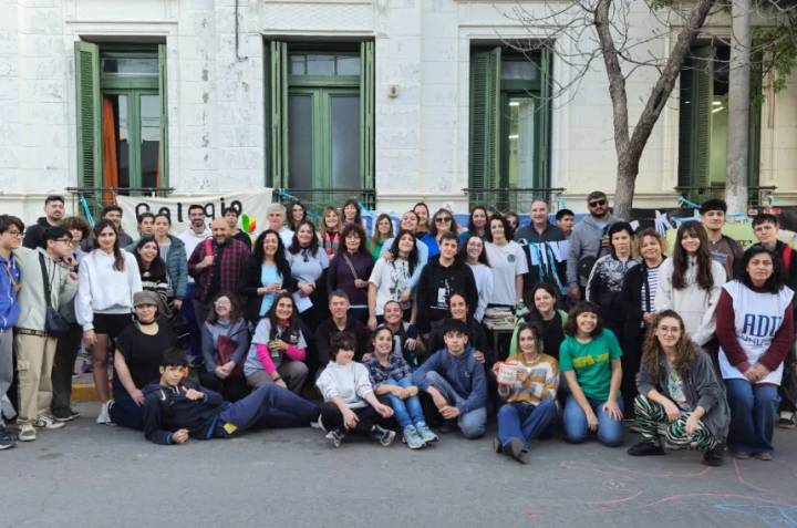 "La educación no se reduce a un Excel": un cierre de lucha frente al Colegio de la UNLPam