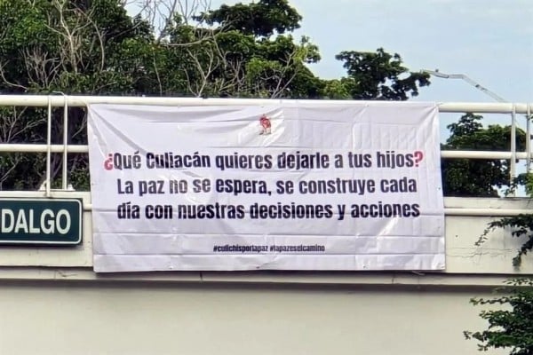 Cuelgan mantas con mensajes para la paz en Culiacán
