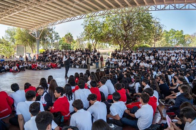 Regresa Burgueño a CBTIS en que estudió para compartir experiencia con estudiantes 