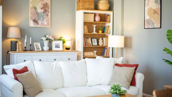 Pon un toque de lujo en tu casa: la estantería estrecha, alta y moderna que Amazon ha rebajado un 25%