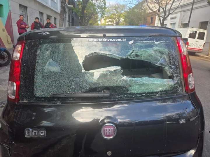 Una mujer rompió con un palo de hockey autos de periodistas de Radio 10 en Palermo