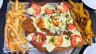 El bodegón que ofrece por $14.000 una milanesa, guarnición, bebida y postre