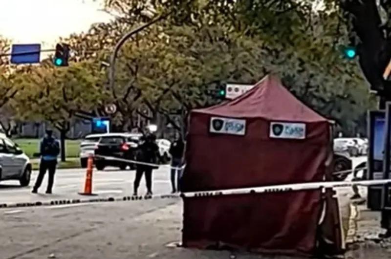 Horror: un motociclista murió tras chocar contra una parada de colectivos