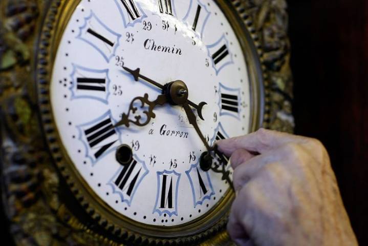 Which members of Congress have supported permanent daylight saving time legislation?