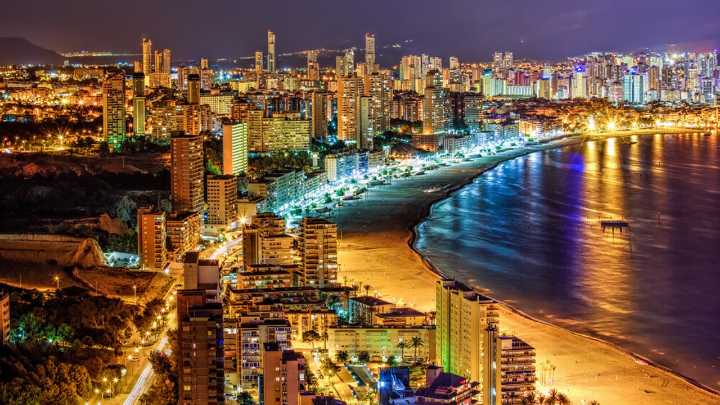 La Policía Nacional detiene en Benidorm a una turista británica acusada de asfixiar a una amiga con el cable de la aspiradora