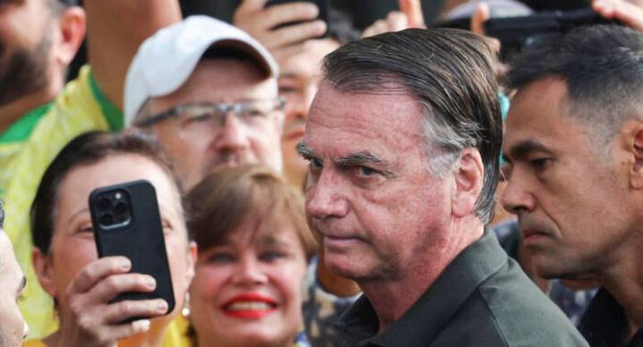 En caravana y con escoltas Bolsonaro abandona prisión domiciliaria para someterse a examen médico en Brasil