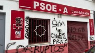 El PSOE de Guadix denuncia pintadas "xenófobas" e "insultos" a Pedro Sánchez en su Casa del Pueblo