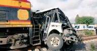 Chocan tren y camión de pasajeros en Guanajuato; hay al menos 5 muertos
