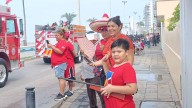 ’Madrugan’ mazatlecos para presenciar el desfile por Independencia de México en el malecón