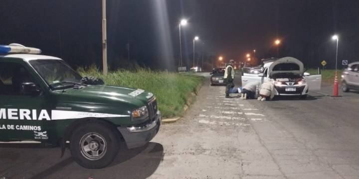 Un control de rutina en el peaje Cañuelas, un auto robado y armas: tres detenidos