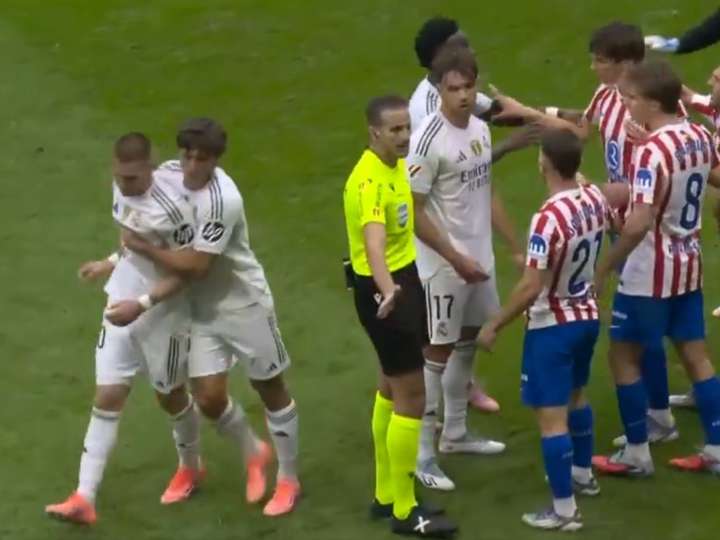 Mastantuono se enojó y recreó un feo gesto de Messi en el clásico entre Atlético y Real Madrid: tiró un pelotazo a la tribuna y lo amonestaron