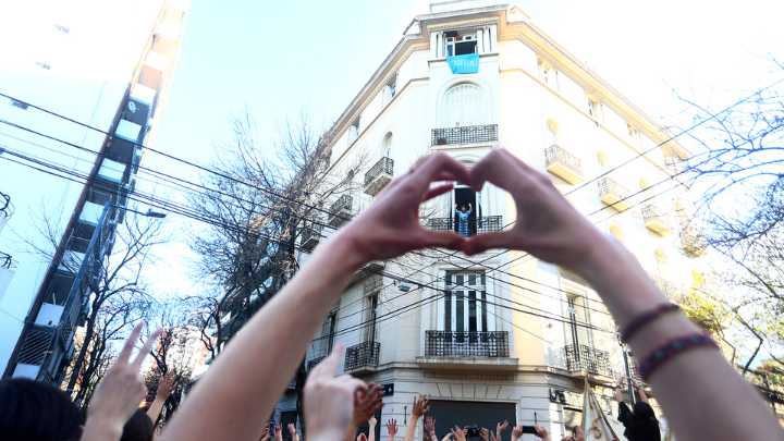El saludo especial de Cristina desde el balcón a una marcha de estudiantes