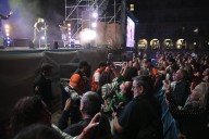 Un hombre sufre un mareo durante el concierto de Medina Azahara