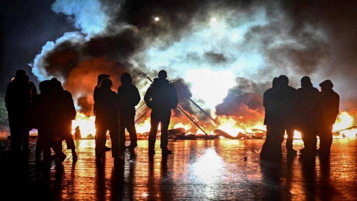 Francia queda paralizada por 'Bloqueemos todo' en medio de graves incidentes, protestas callejeras y casi 300 detenidos