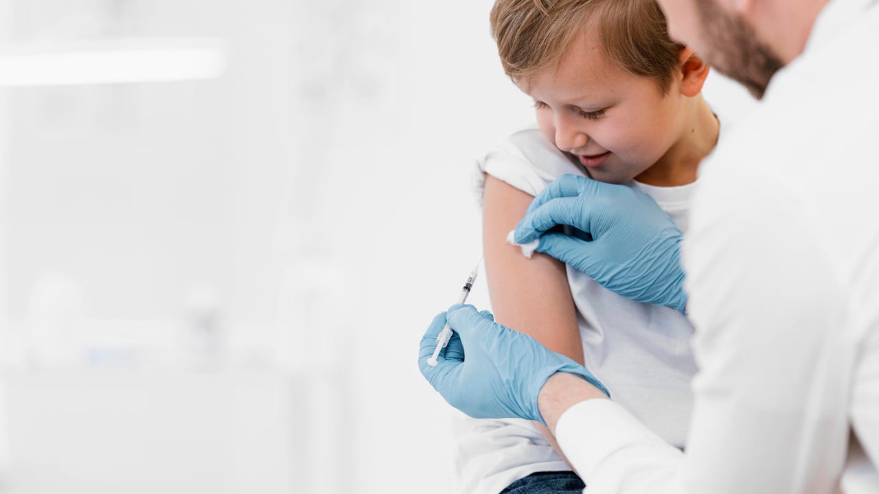Expertos piden vacunar contra la gripe a todos los menores de 17 años ante el aumento de casos graves