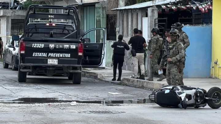Estudiante en Motocicleta Muere al Impactarse Contra Auto en Cancún; Hay Dos Personas Lesionadas