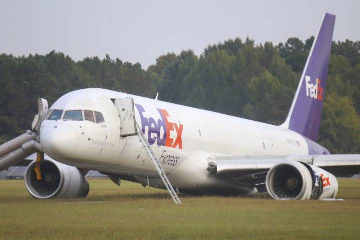 FedEx pilots vote no-confidence in CEO, president