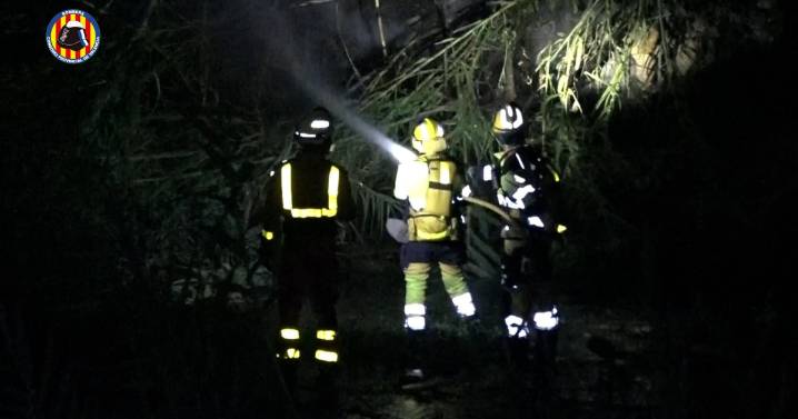 Los bomberos luchan contra el incendio forestal en Buñol (Valencia)
