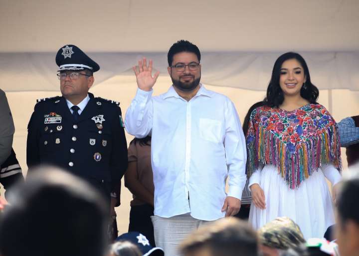 ISAAC MONTOYA PRESIDE DESFILE CÍVICO DE LA INDEPENDENCIA EN NAUCALPAN