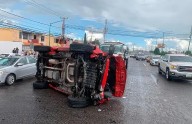 Volcadura de camioneta en carretera a Rioverde deja solo daños materiales