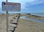 Santa Pola cierra la Gran Playa por un vertido de gasoil en el agua