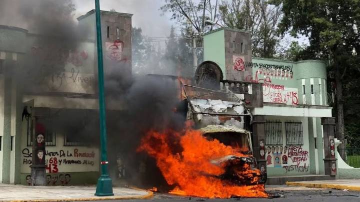 Normalistas derriban puerta y vandalizan instalaciones de campo militar; también quemaron un camión
