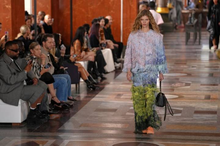 At Vuitton, the Louvre is a stage for stars, spectacle and Paris Fashion Week’s moving masterpiece