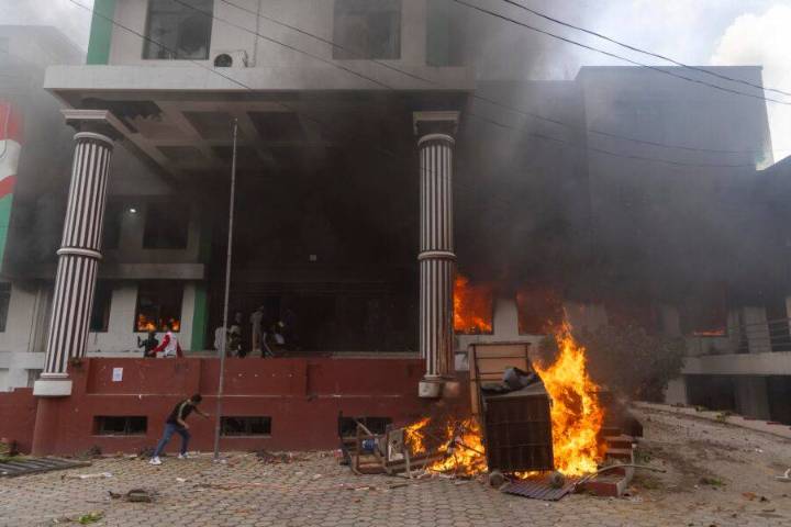 Esposa del exprimer ministro de Nepal muere quemada luego de ataque de manifestantes
