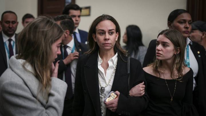 La viuda de Miguel Uribe acusa a María Fernanda Cabal de amenazarla durante el funeral de su marido