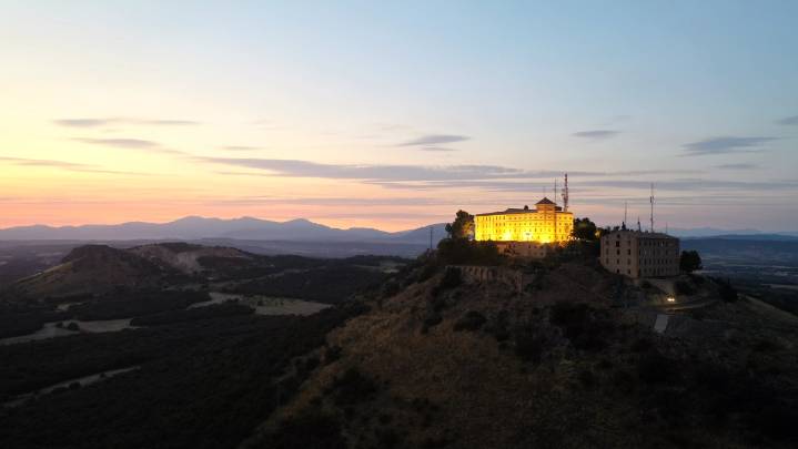 El Monasterio de El Pueyo, faro del Somontano, recibe la luz más radiante y sostenible