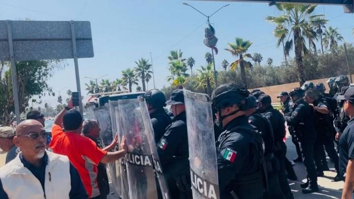 Neutralizan en la Reforma otra protesta de ex policías